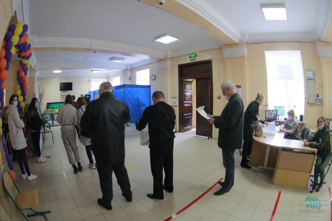 На избирательных участках в Днепре собираются очереди - рис. 6
