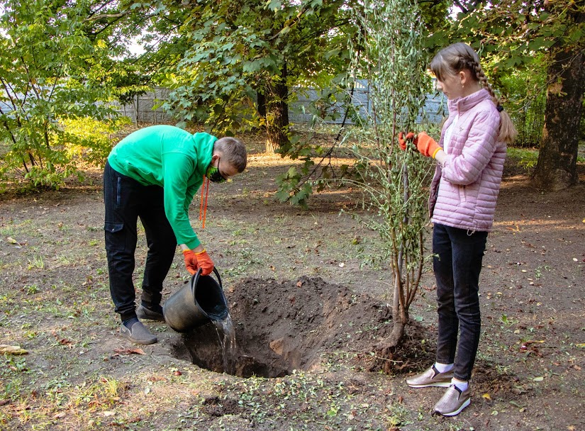 Днепровские юннаты присоединились к городской акции по озеленению - рис. 1