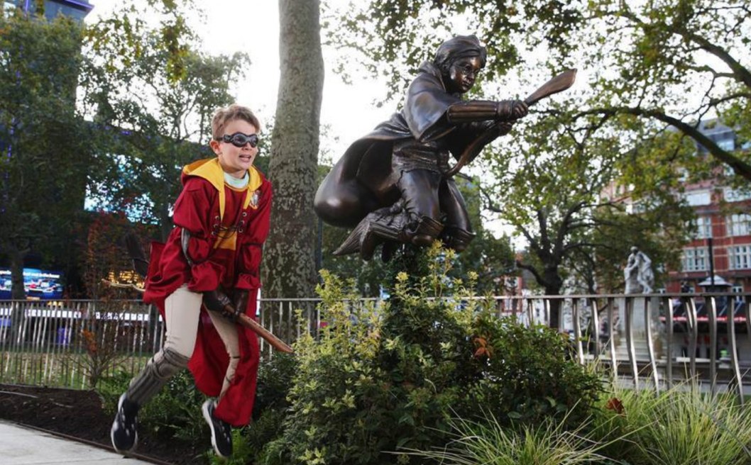 В центре Лондона установили памятник, посвященный Гарри Поттеру - рис. 1
