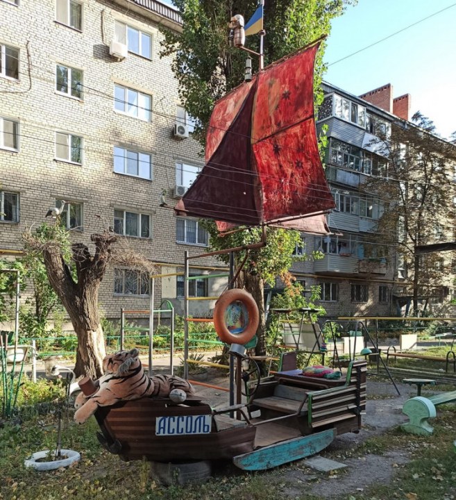 В Днепре на Слобожанском проспекте появился пиратский корабль (ФОТО) - рис. 1