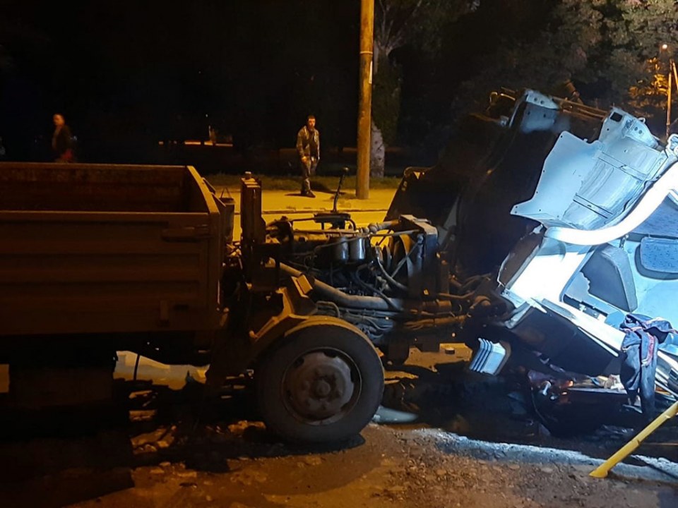 В Днепре грузовик врезался в столб: тело водителя зажало в кабине - рис. 1