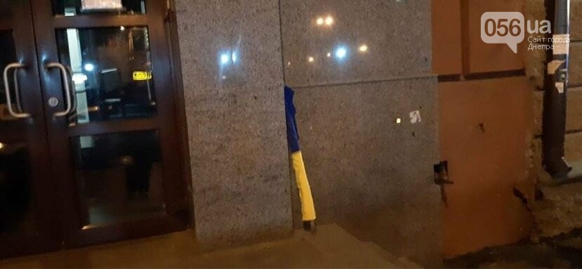 В Днепре мужчины сорвали флаг Украины у здания суда (ФОТО) - рис. 2
