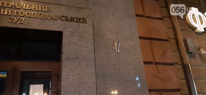 В Днепре мужчины сорвали флаг Украины у здания суда (ФОТО) - рис. 3