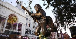 В центре Лондона установили памятник, посвященный Гарри Поттеру - рис. 11