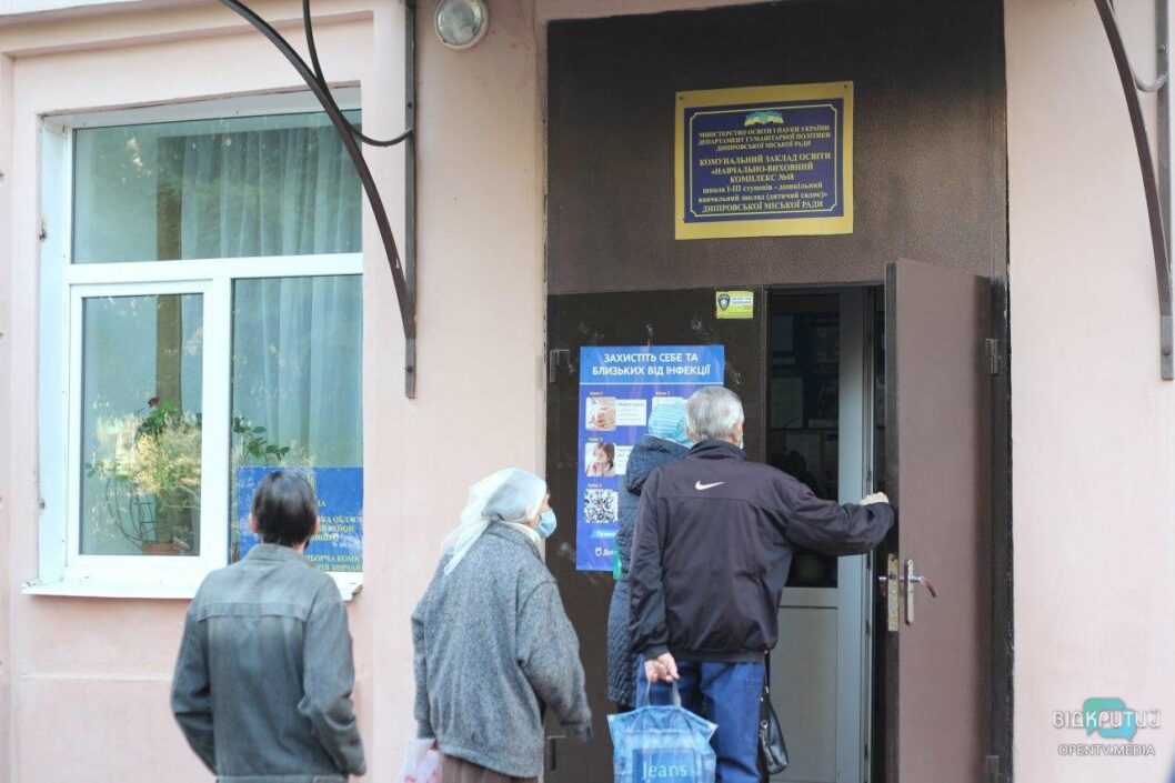 На избирательных участках в Днепре собираются очереди - рис. 4
