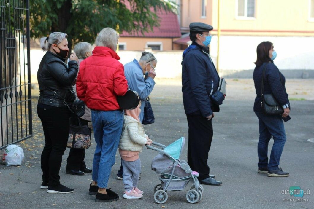 На избирательных участках в Днепре собираются очереди - рис. 5