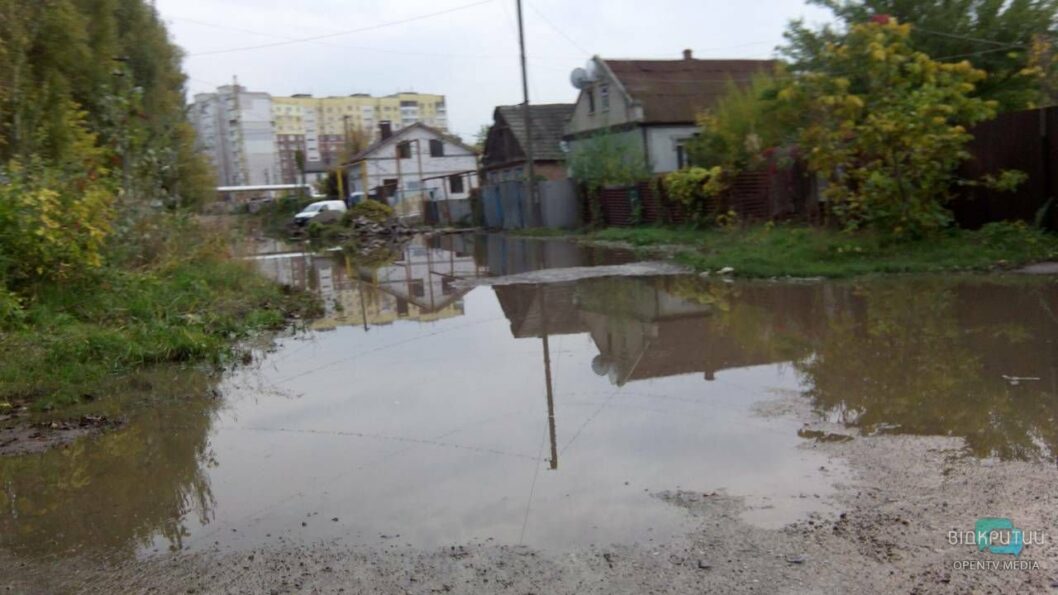 В Днепре затопило улицу Мандрыковскую: вода держится больше 10 дней - рис. 1