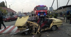 Под Днепром легковушка врезалась в грузовик: водителя вырезали из салона - рис. 22