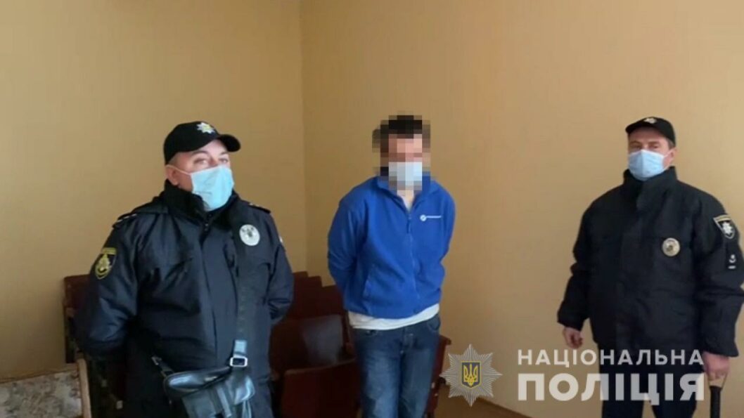 Мужчину, который напал на 10 человек в Кривом Роге, взяли под стражу в зале суда - рис. 1