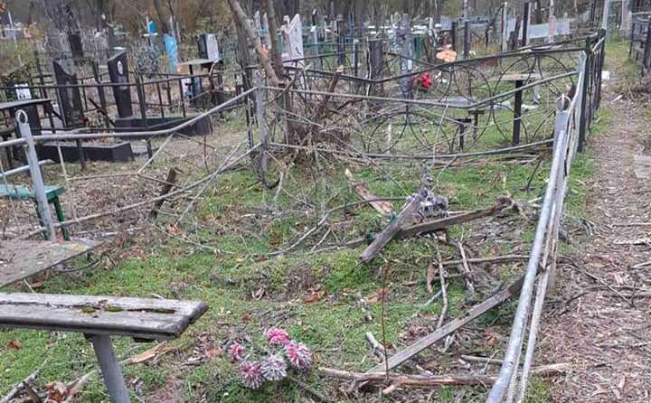 На днепровском кладбище неизвестные вырубили деревья и повредили памятники - рис. 1