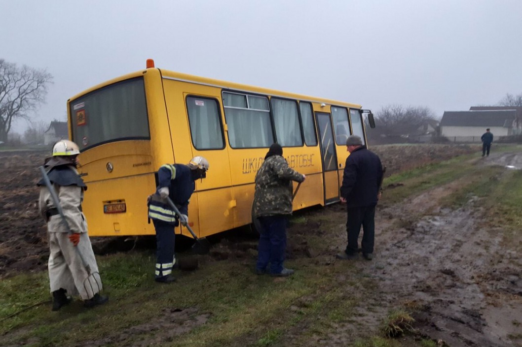 Под Днепром спасатели вытащили школьный автобус, который застрял в грязи - рис. 1