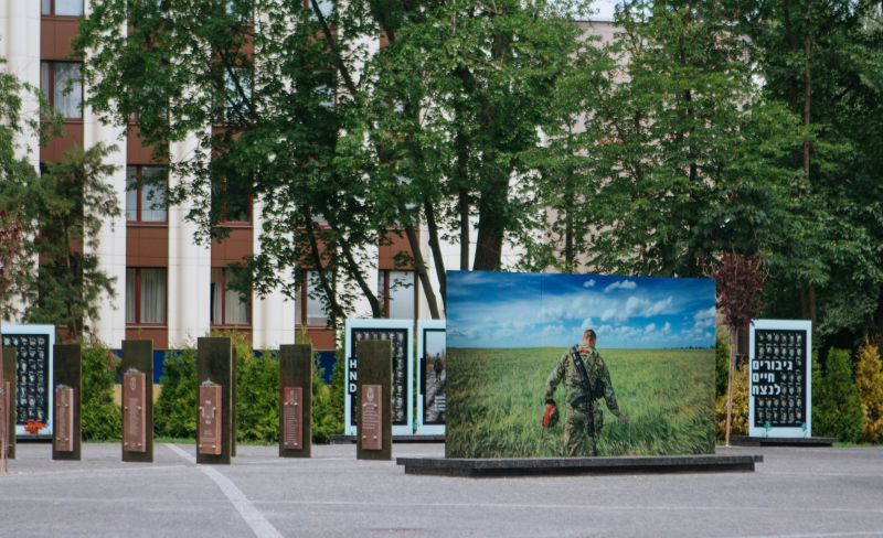 В Днепре на фасадах школ установят мемориальные доски погибшим на Донбассе - рис. 1