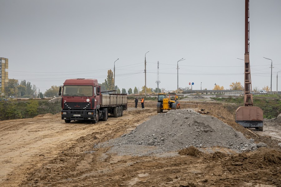 В разгаре земляные работы: в Днепре строят объездную магистраль - рис. 1