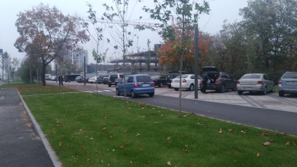 Отремонтированную часть Набережной Победы превратили в парковку: авто оставляют на велодорожках - рис. 6