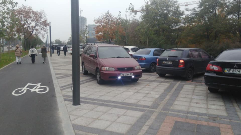 Отремонтированную часть Набережной Победы превратили в парковку: авто оставляют на велодорожках - рис. 4