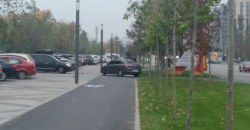 Отремонтированную часть Набережной Победы превратили в парковку: авто оставляют на велодорожках - рис. 2