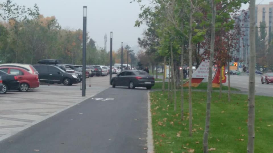 Отремонтированную часть Набережной Победы превратили в парковку: авто оставляют на велодорожках - рис. 1