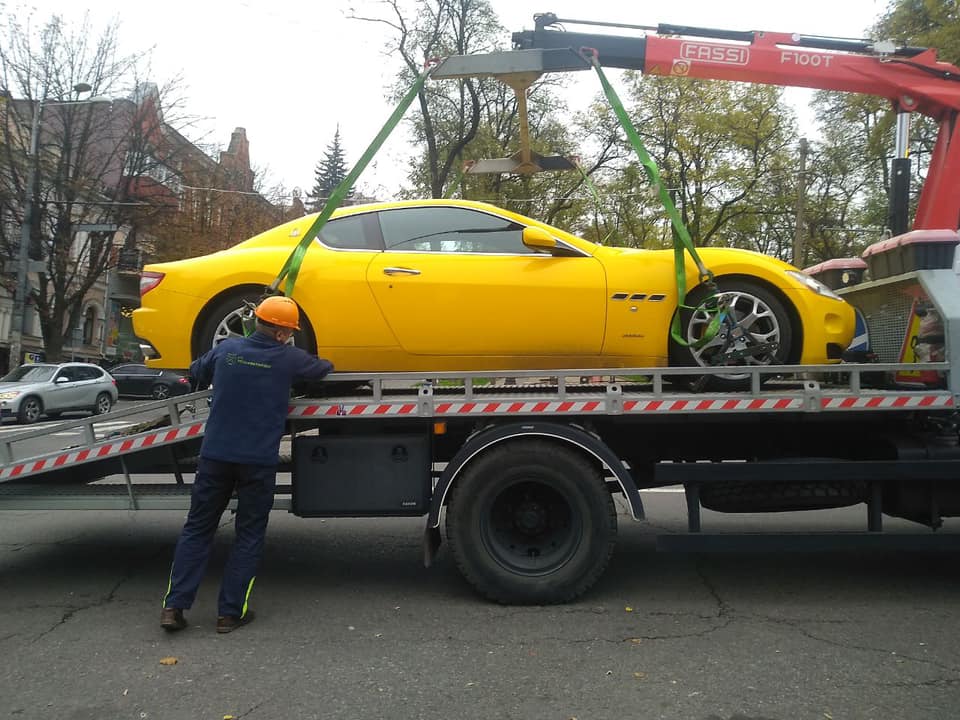 Закон один для всех: в Днепре эвакуировали дорогой Maserati - рис. 1