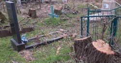 На днепровском кладбище неизвестные вырубили деревья и повредили памятники - рис. 8