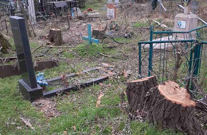 На днепровском кладбище неизвестные вырубили деревья и повредили памятники - рис. 9
