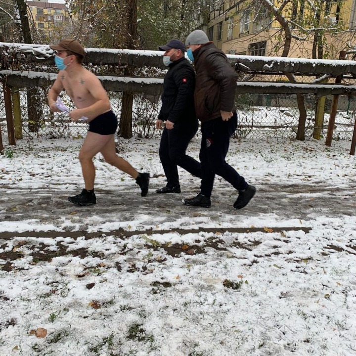 Пожертвовал одежду бездомным: в Днепре полиция задержала полуголого мужчину на избирательном участке - рис. 1