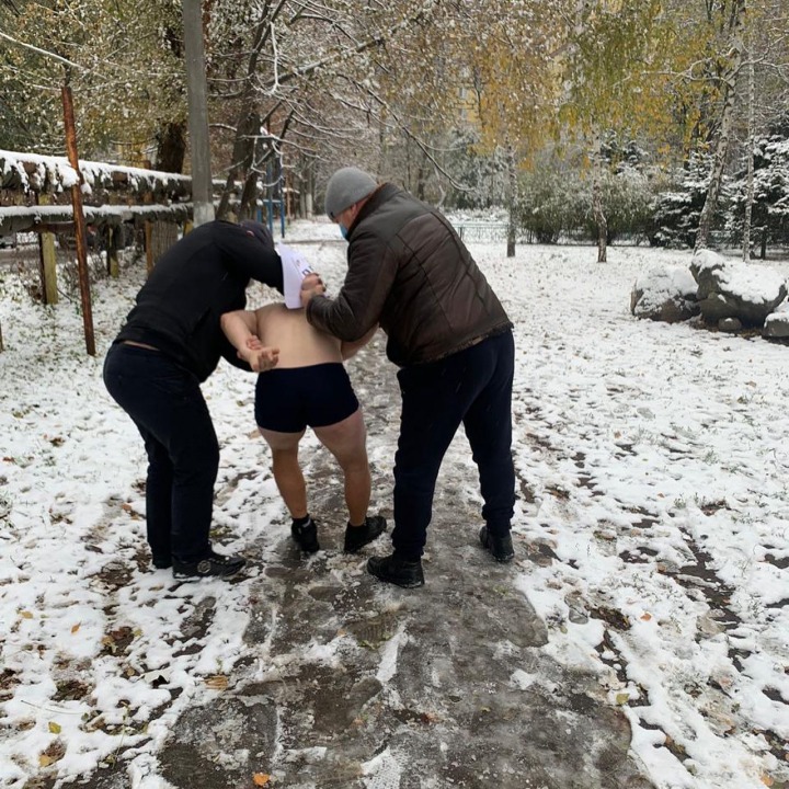 Пожертвовал одежду бездомным: в Днепре полиция задержала полуголого мужчину на избирательном участке - рис. 2