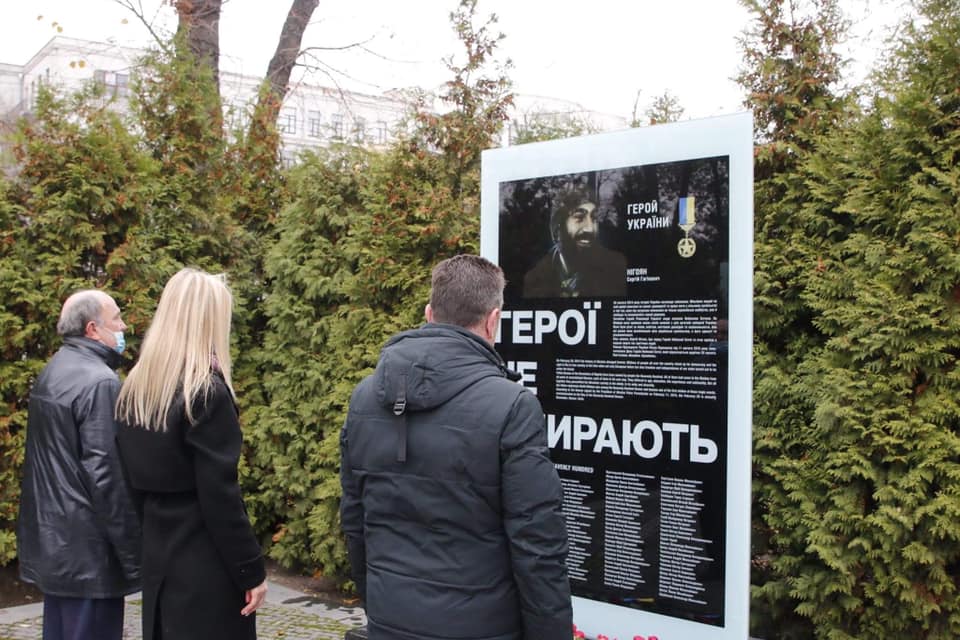 В Днепре на Аллее Героев ко Дню Достоинства и Свободы возложили цветы - рис. 5