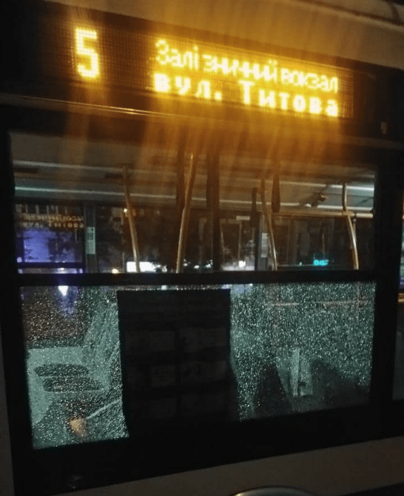 В Днепре женщина разбила окно троллейбуса и нескольких машин - рис. 2