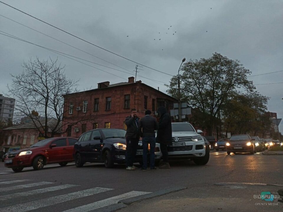 В Днепре посреди оживленного перекрестка столкнулись две иномарки - рис. 1