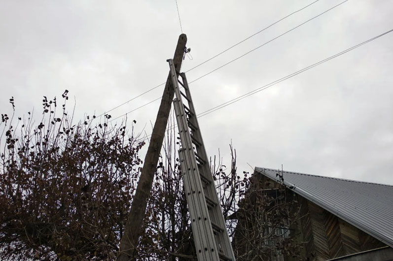 В Павлограде спасатели сняли кошку, которая застряла на высокой электроопоре - рис. 2