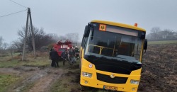 Под Днепром спасатели вытащили школьный автобус, который застрял в грязи - рис. 8