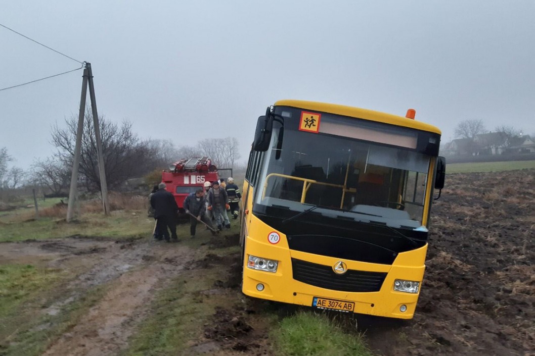 Под Днепром спасатели вытащили школьный автобус, который застрял в грязи - рис. 3