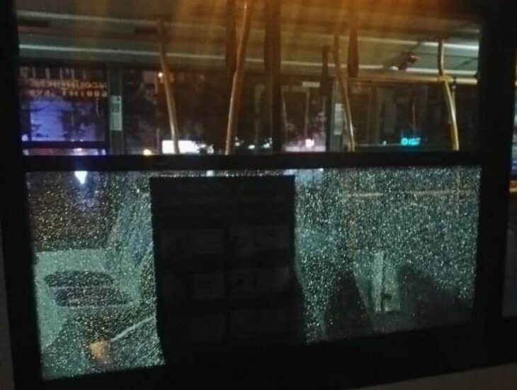 В Днепре женщина разбила окно троллейбуса и нескольких машин - рис. 1