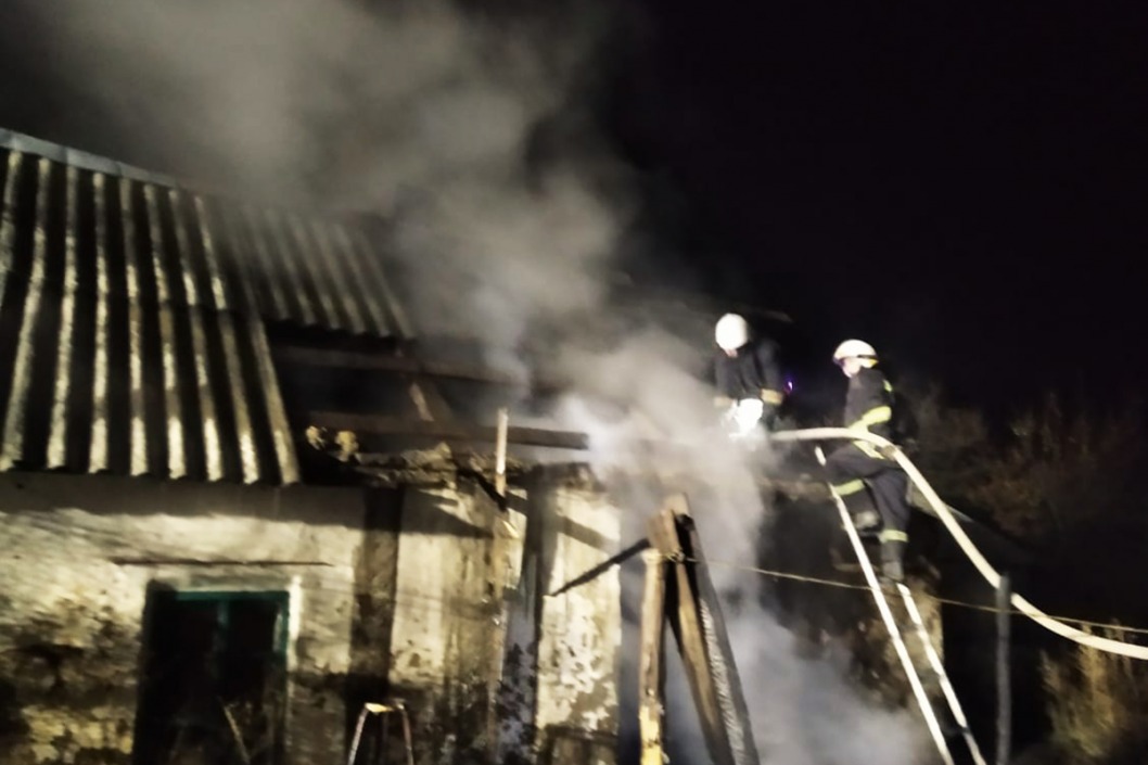 Тушили больше часа: под Днепром загорелся дом - рис. 1