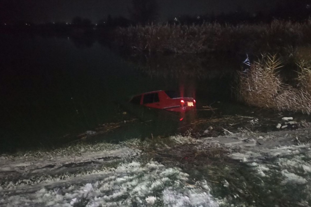 Под Днепром водитель утопил машину в озере - рис. 1