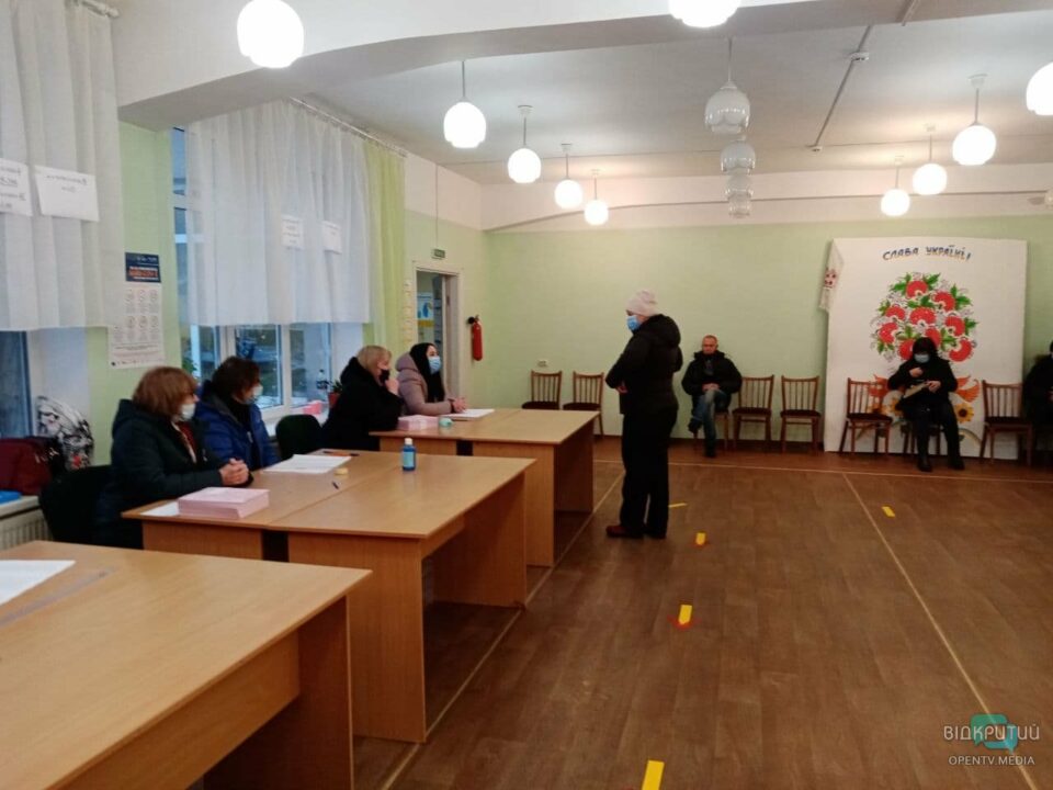 Сколько жителей Днепра успели проголосовать до обеда - рис. 1