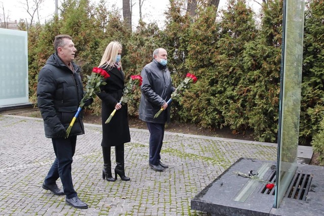 В Днепре на Аллее Героев ко Дню Достоинства и Свободы возложили цветы - рис. 4