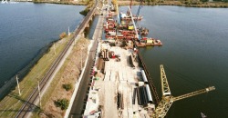 На Днепропетровщине начали ремонт моста, который рухнул под грузовиком - рис. 9