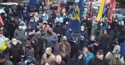 В Киеве возле больницы «Феофания», где лечится президент, устроили митинг - рис. 12