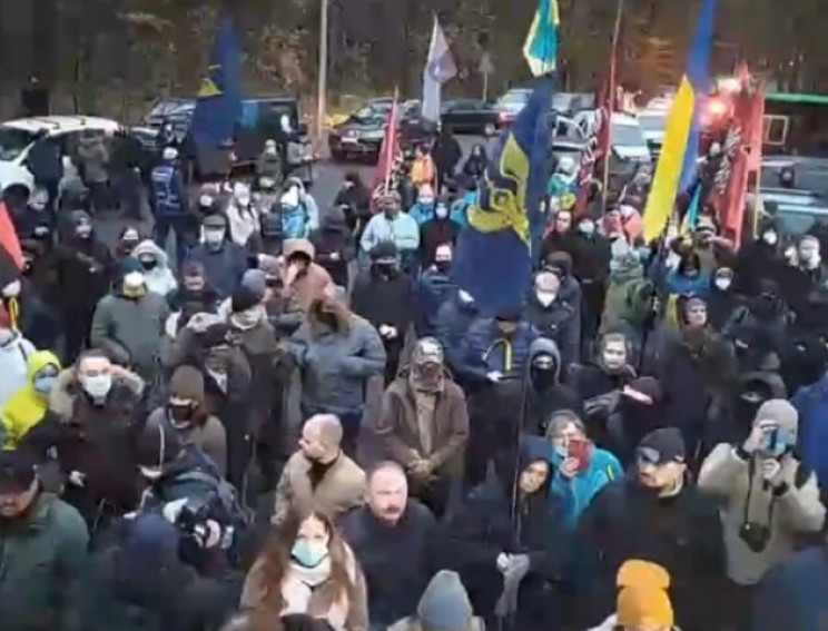 В Киеве возле больницы «Феофания», где лечится президент, устроили митинг - рис. 3