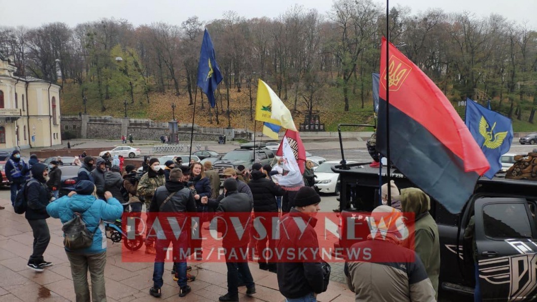 В Киеве возле больницы «Феофания», где лечится президент, устроили митинг - рис. 2