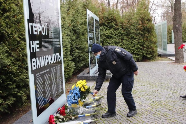 В Днепре на Аллее Героев ко Дню Достоинства и Свободы возложили цветы - рис. 3