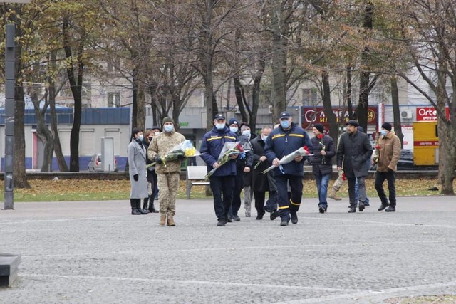В Днепре на Аллее Героев ко Дню Достоинства и Свободы возложили цветы - рис. 2