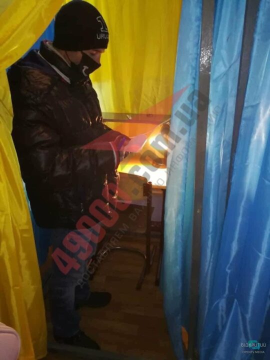 В Днепре администратор группы, которая скупала голоса, сдался полиции - рис. 1