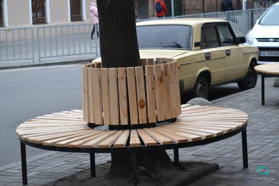 В центре Днепра установили деревянные скамейки вокруг стволов деревьев - рис. 2