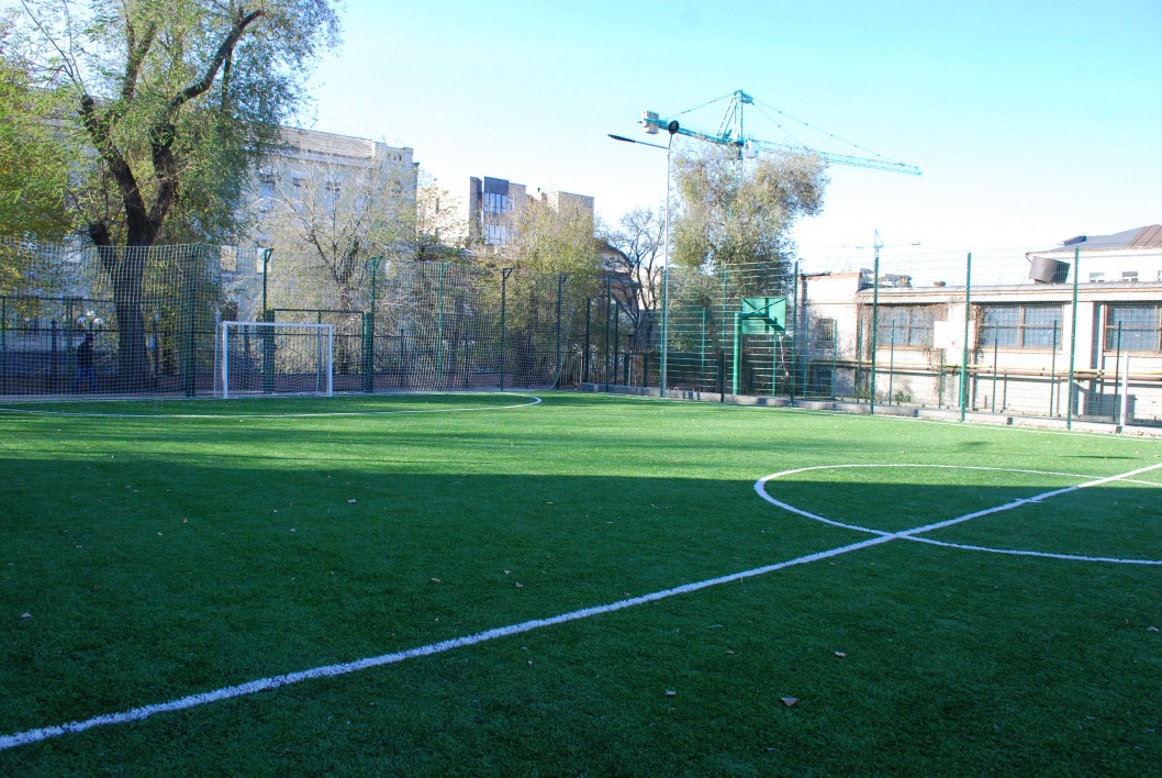 В школах Днепра строят современные футбольные мини-поля (ФОТО) - рис. 7