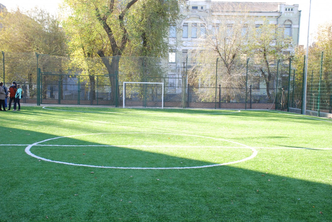 В школах Днепра строят современные футбольные мини-поля (ФОТО) - рис. 2