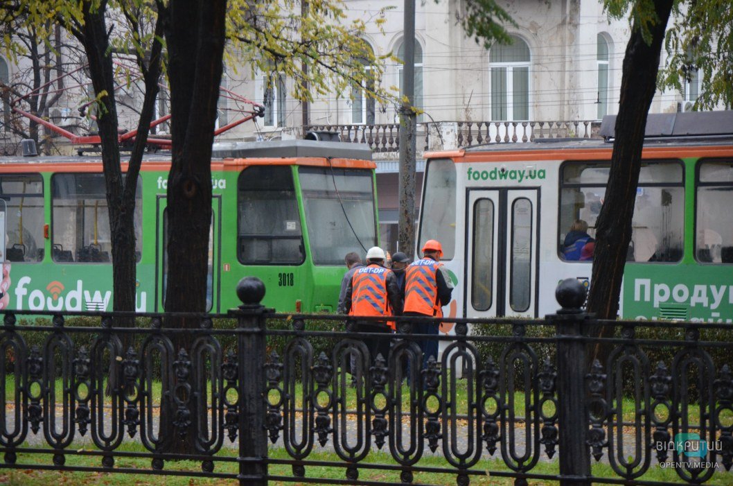 В центре Днепра сошел с рельсов трамвай №1 (ФОТО) - рис. 9
