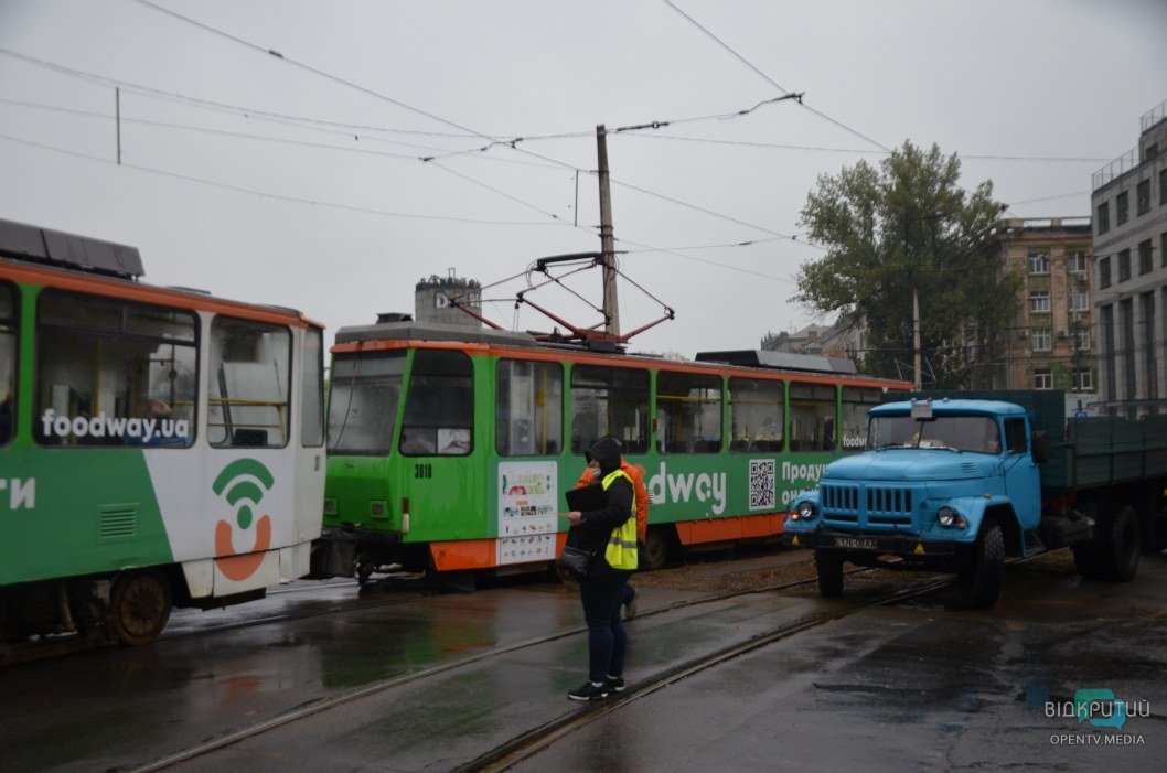 В центре Днепра сошел с рельсов трамвай №1 (ФОТО) - рис. 1