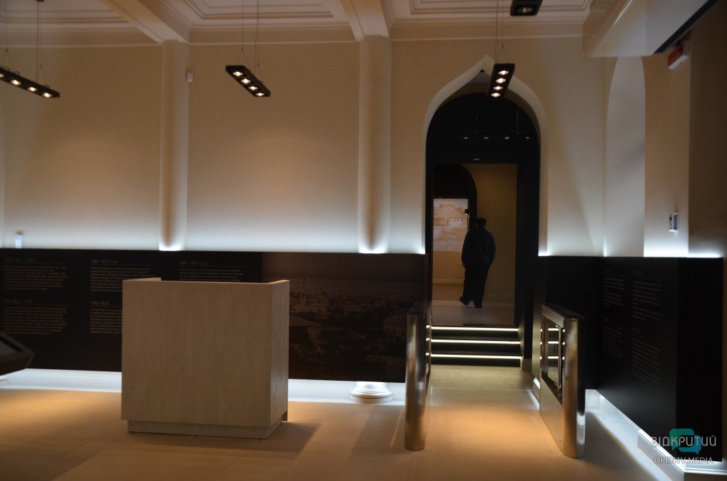 Старинный патефон и самогонный аппарат: какие экспонаты представлены в новом музее Днепра - рис. 3